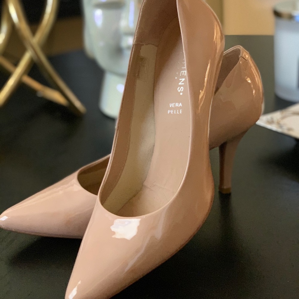 Nude patent pumps 👠